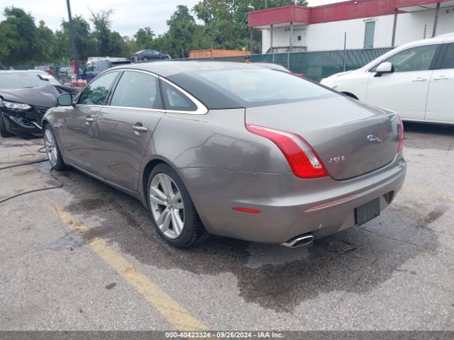 2011 JAGUAR XJ SAJWA2GB1BLV01640 Photo 2