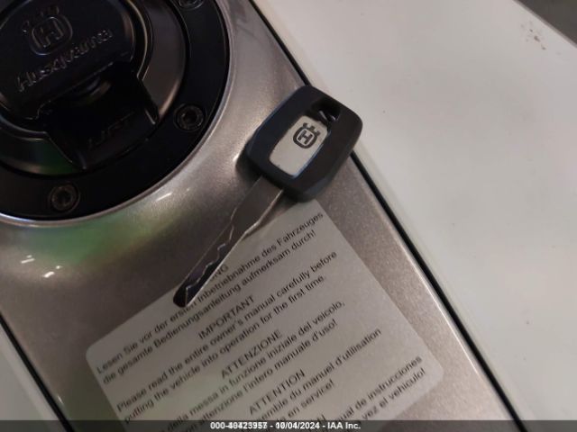 2023 HUSQVARNA VITPILEN 401/SVARTPILEN 401 MD2JUJ403PC223418 Photo 10