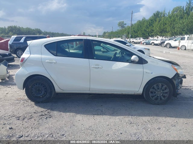 Toyota Prius C Two 2014 JTDKDTB35E1563360 Image 14
