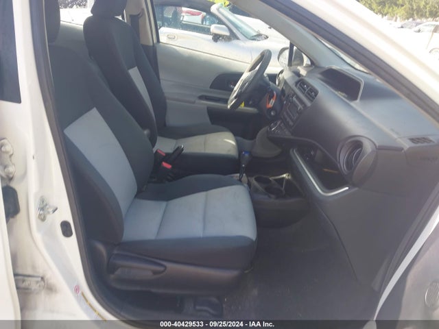 Toyota Prius C Two 2014 JTDKDTB35E1563360 Image 5