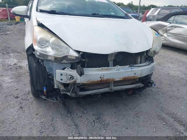 Toyota Prius C Two 2014 JTDKDTB35E1563360 Image 6