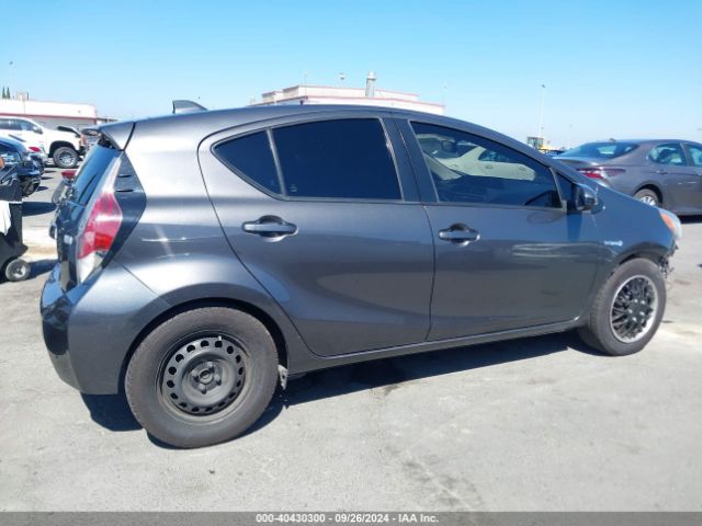 JTDKDTB38F1101845 Toyota Prius C One