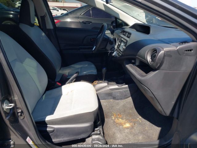 JTDKDTB38F1101845 Toyota Prius C One