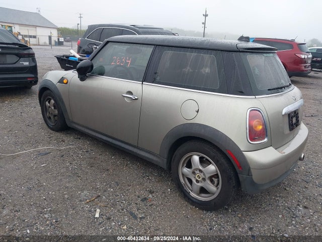 2008 MINI COOPER WMWMF33548TT62638 Photo 2
