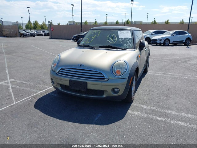 2009 MINI COOPER WMWMF33579TU74805 Photo 1