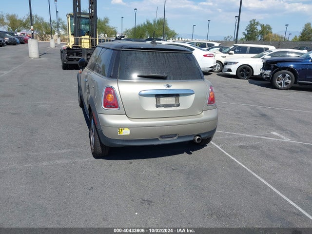 2009 MINI COOPER WMWMF33579TU74805 Photo 2