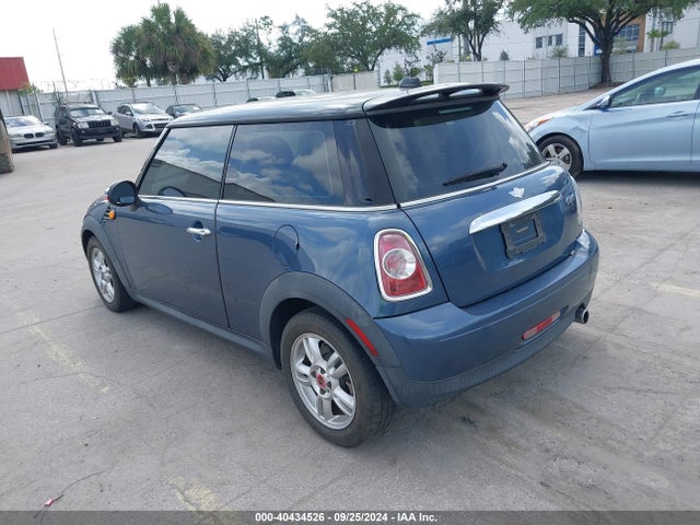 2011 MINI COOPER WMWSU3C54BT096672 Photo 2