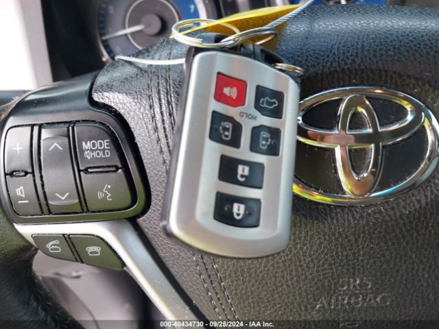 5TDYZ3DC3HS818698 Toyota Sienna Xle 8 Passenger