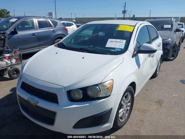 Chevrolet Sonic Lt Auto 2015 1G1JC5SHXF4127523 Image 2