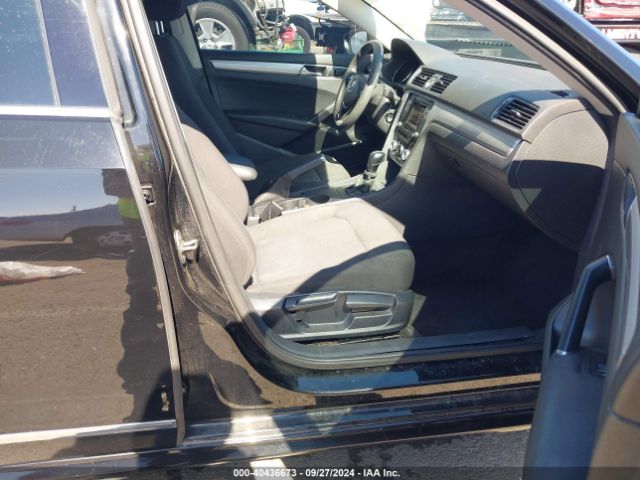 1VWAT7A3XGC028598 Volkswagen Passat 1.8t S