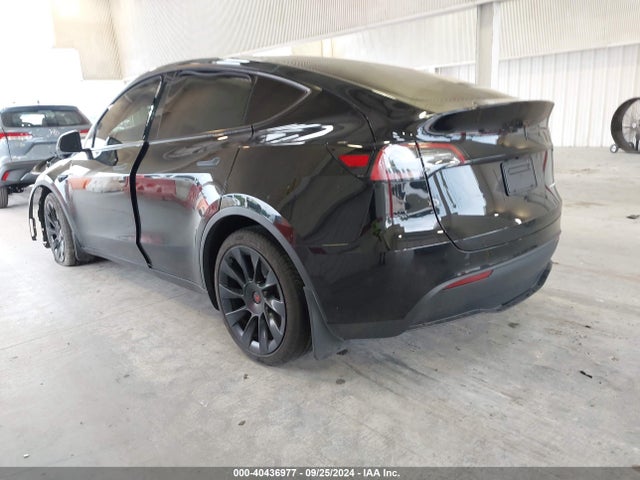 2023 TESLA MODEL Y 7SAYGDEE2PA099457 Photo 2