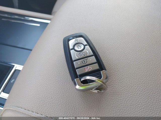 1FMJU1HT8NEA61678 Ford Expedition Xlt