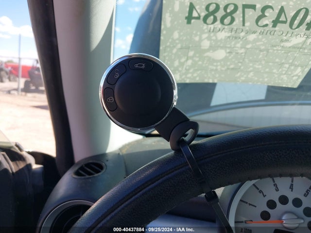 2010 MINI COOPER WMWMF3C52ATZ26423 Photo 10