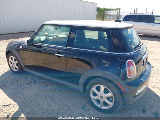 2010 MINI COOPER WMWMF3C52ATZ26423 Photo 2