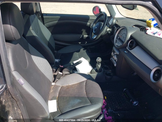 2010 MINI COOPER WMWMF3C52ATZ26423 Photo 4