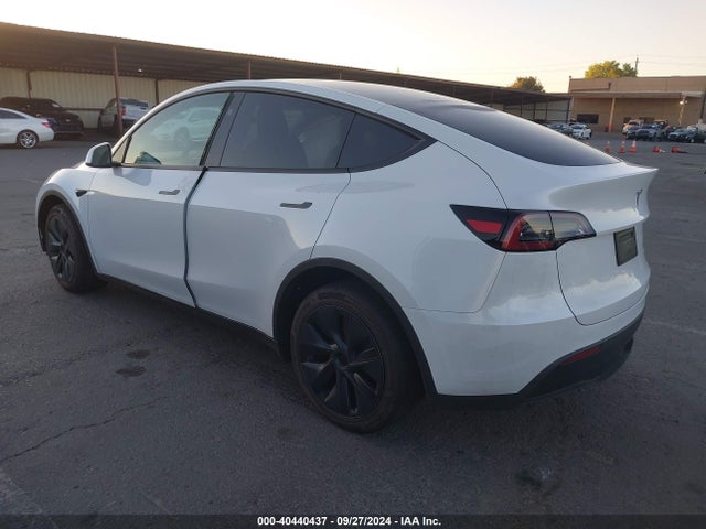 2024 TESLA MODEL Y 7SAYGDEE3RF122797 Photo 2