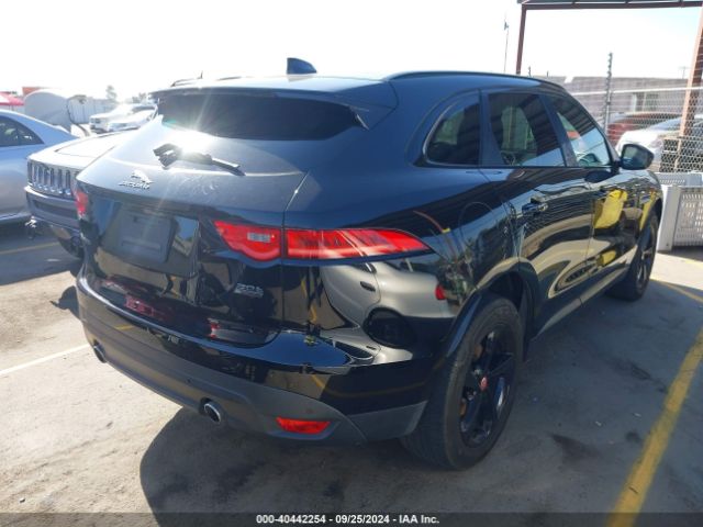 SADCJ2GX3JA285351 Jaguar F-pace 30t Premium