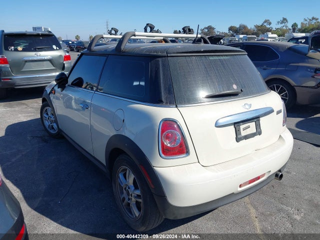 2011 MINI COOPER WMWSU3C51BT093485 Photo 2
