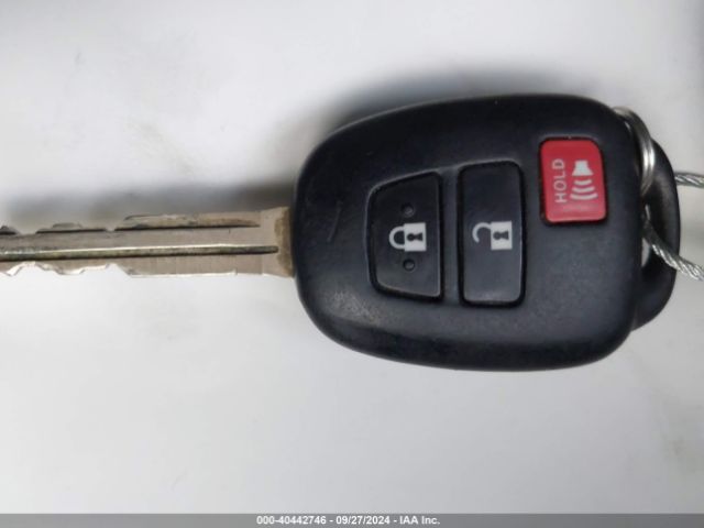 JTDKDTB3XF1105637 Toyota Prius C One