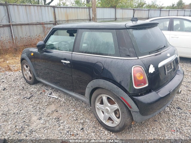 2007 MINI COOPER WMWMF33577TL68061 Photo 2