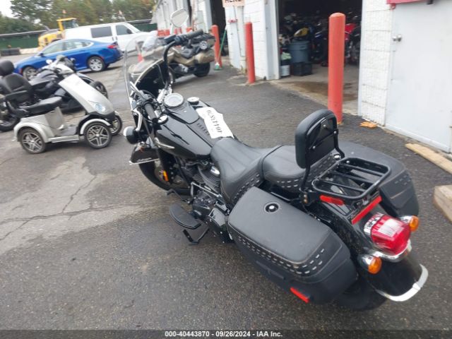 2018 HARLEY-DAVIDSON FLHC 1HD1YAJ14JC029574 Photo 2