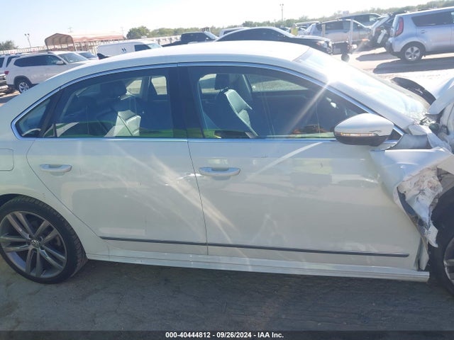 1VWDT7A34HC067427 Volkswagen Passat 1.8t R-line
