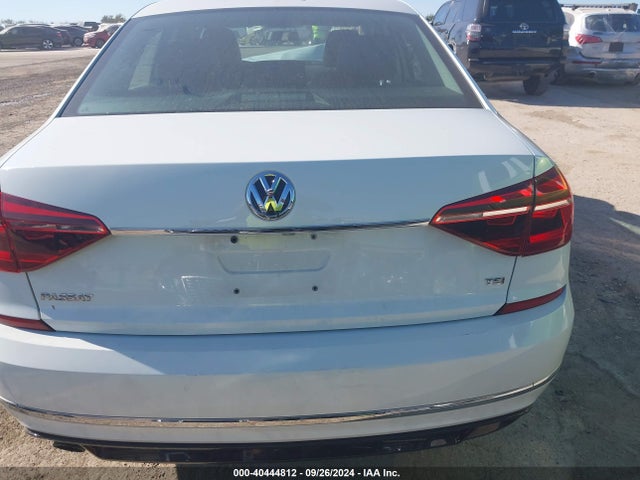 1VWDT7A34HC067427 Volkswagen Passat 1.8t R-line