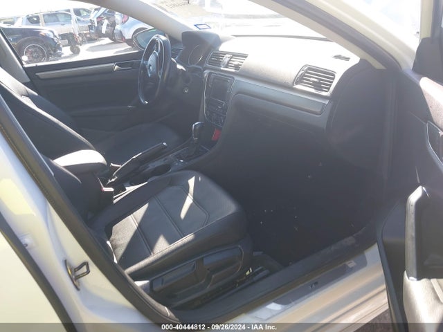 1VWDT7A34HC067427 Volkswagen Passat 1.8t R-line