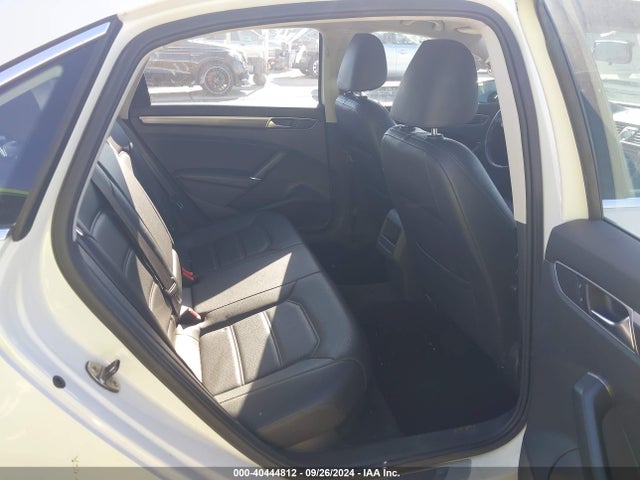 1VWDT7A34HC067427 Volkswagen Passat 1.8t R-line