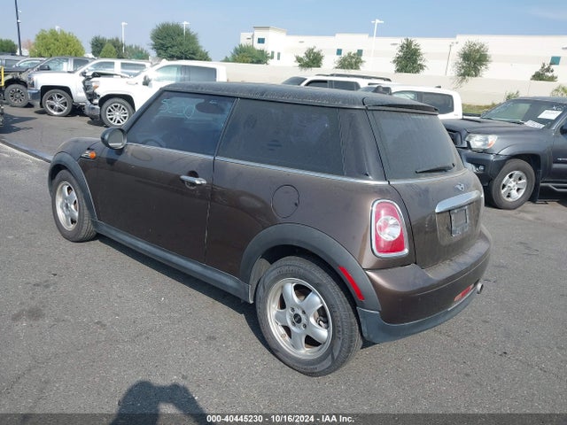 2011 MINI COOPER WMWSU3C53BT094900 Photo 2