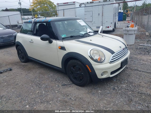 2009 MINI COOPER WMWMF33579TU75940 Photo 0