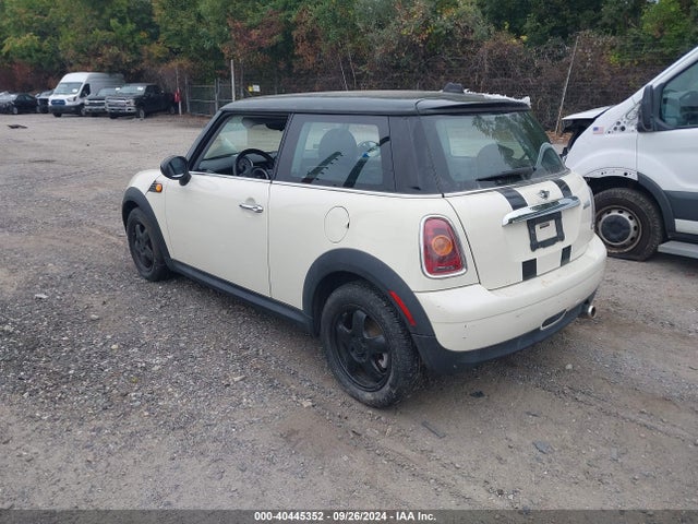 2009 MINI COOPER WMWMF33579TU75940 Photo 2