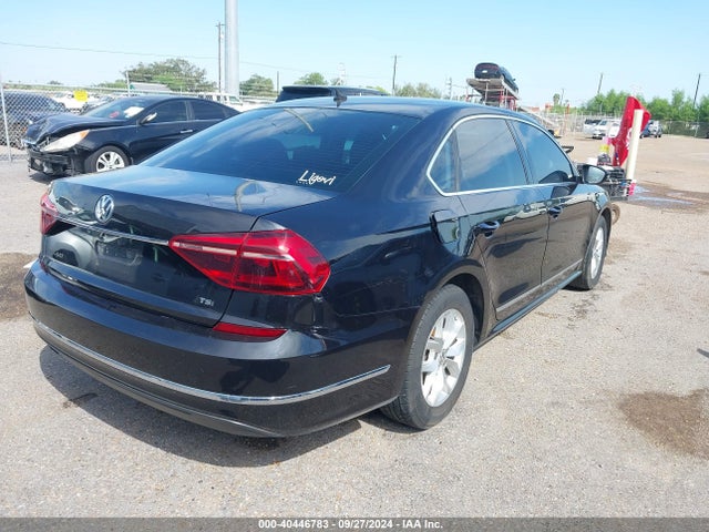 1VWAT7A32HC067199 Volkswagen Passat 1.8t S