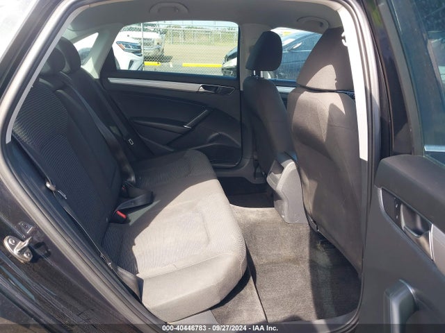1VWAT7A32HC067199 Volkswagen Passat 1.8t S
