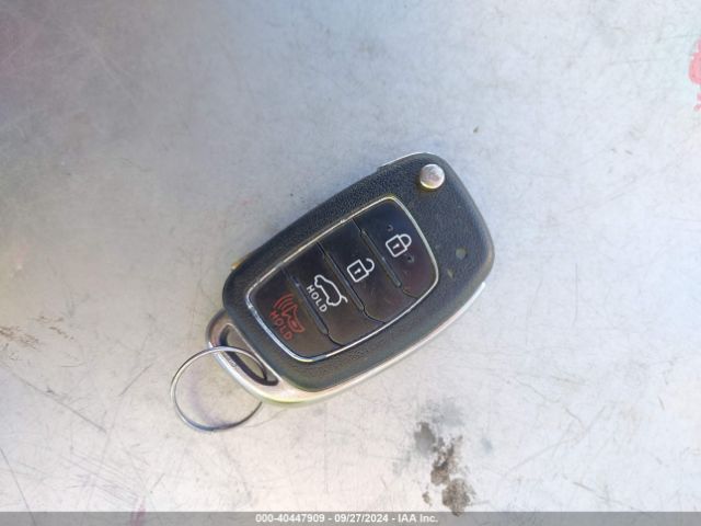 KM8SMDHF4HU225115 Hyundai Santa Fe Se
