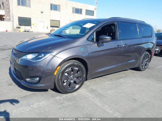 Chrysler Pacifica Hybrid Limited 2020 2C4RC1N70LR242565 Image 2