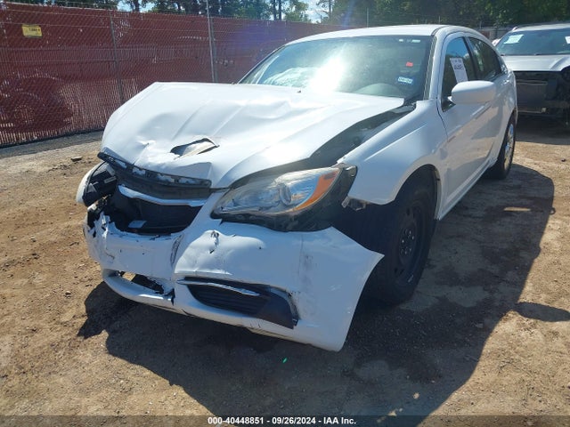 1C3CCBAB0EN207874 Chrysler 200 LX