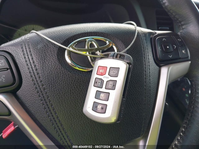 5TDXZ3DC6HS780847 Toyota Sienna Se Premium 8 Passenger