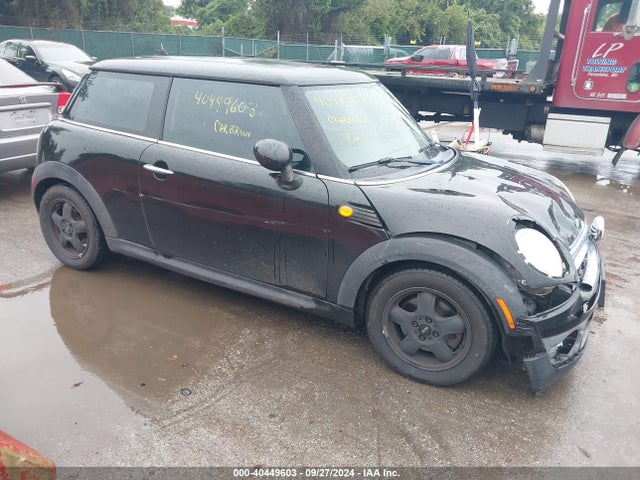2010 MINI COOPER WMWMF3C53ATZ66705 Photo 0