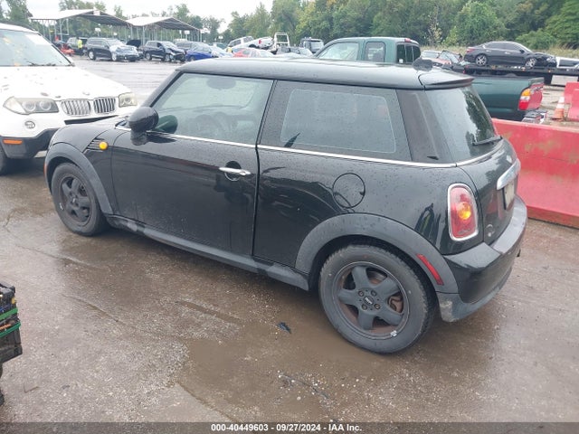 2010 MINI COOPER WMWMF3C53ATZ66705 Photo 2