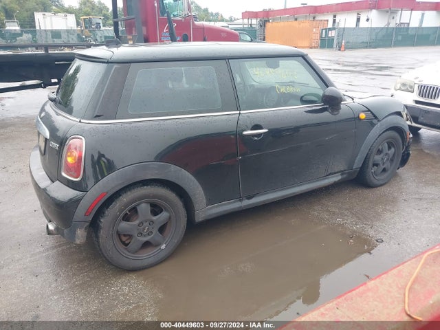 2010 MINI COOPER WMWMF3C53ATZ66705 Photo 3
