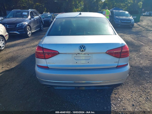 1VWAT7A38GC045318 Volkswagen Passat 1.8t R-line