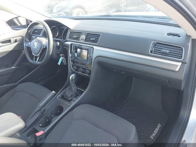 1VWAT7A38GC045318 Volkswagen Passat 1.8t R-line