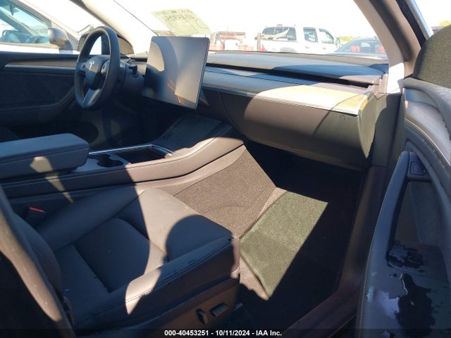 2024 TESLA MODEL Y 7SAYGDEE6RA269709 Photo 4