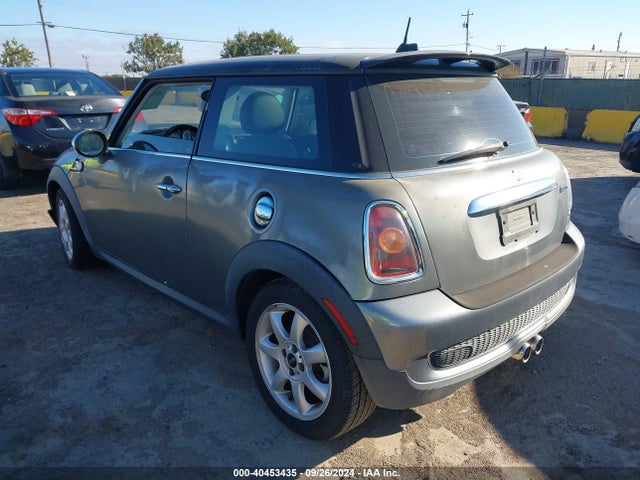 2007 MINI COOPER S WMWMF73517TL92802 Photo 2