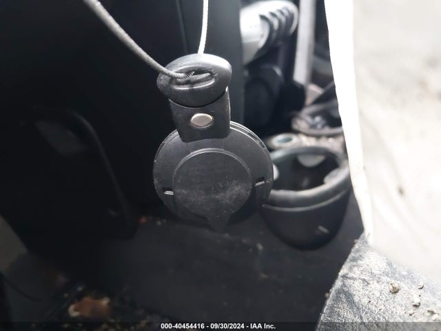 2010 MINI COOPER CLUBMAN WMWML3C56ATX38173 Photo 10