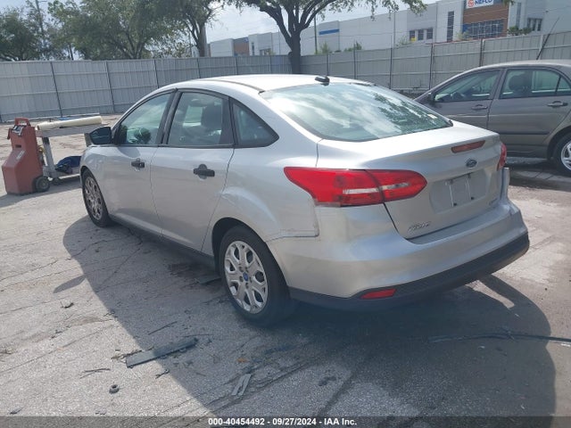 Ford FOCUS S 2016 1FADP3E22GL224071 Image 3