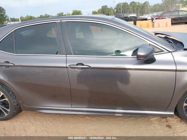 4T1B11HK0JU136653 Toyota CAMRY SE
