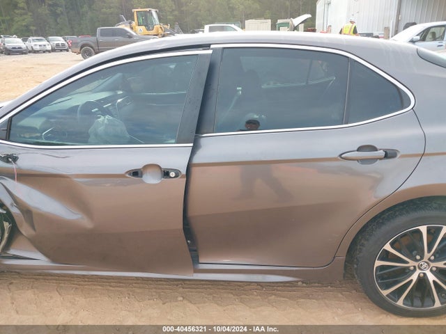 4T1B11HK0JU136653 Toyota CAMRY SE