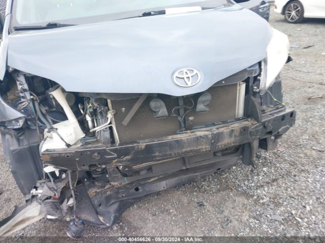 5TDYZ3DC2HS809944 Toyota Sienna Xle 8 Passenger